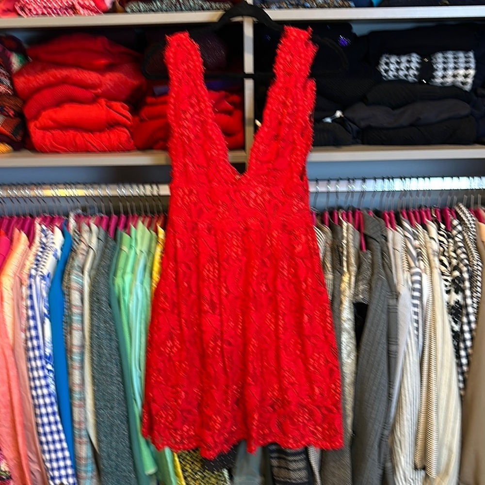 Lulus red lace lined sleeveless v neck back/front back zipper dress size S